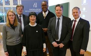 Ass.-Prof.in Dr.in Barbara Schrödl, Univ.-Prof. Dr. Rolf Schönberger, Univ.-Prof.in Dr.in Burcu Dogramaci, DDr. Chigozie Nnebedum, Univ.-Prof. Dr. Stephan Grotz und KU-Rektor Univ.-Prof. Dr. Franz Gruber.