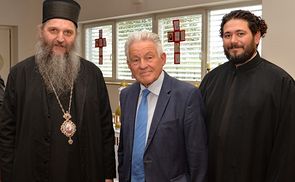 V. l.: Bischof Andrej, serbisch-orthodoxer Bischof von Österreich, Italien und der Schweiz, Landeshauptmann a. D. Josef Pühringer, ehrenamtlicher Vorsitzender der Sektion Linz von Pro Oriente und Dalibor Brnzej, Pfarrer der serbisch-orthodoxen Kirche