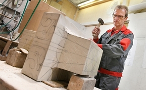 Unter der Leitung von Domhüttenmeister Gerhard Fraundorfer arbeiten permanent drei Steinmetze und ein Lehrling in der Linzer Dombauhütte.