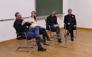 Podium von links: Rabbiner Dr. Jehoschua Ahrens, Dr.in Gudrun Becker, Pfarrer Mag. Roland Werneck, Bischof Dr. Manfred Scheuer