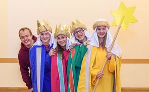 Kirchdorfer Sternsingerinnen und Jakob Haijes, Vorsitzender der Katholischen Jungschar in Oberösterreich, reisen nach Brüssel.